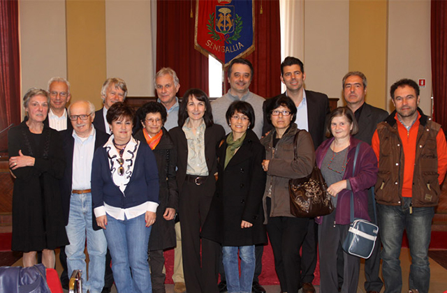 Le medaglie consegnate agli ex dipendenti comunali nel marzo 2010 dall'allora sindaco Angeloni e dagli assessori Guzzonato e Mangialardi