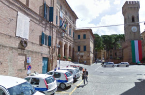 Auto della polizia municipale a Ostra