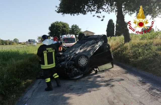 L'auto ribaltata a Monte San Vito