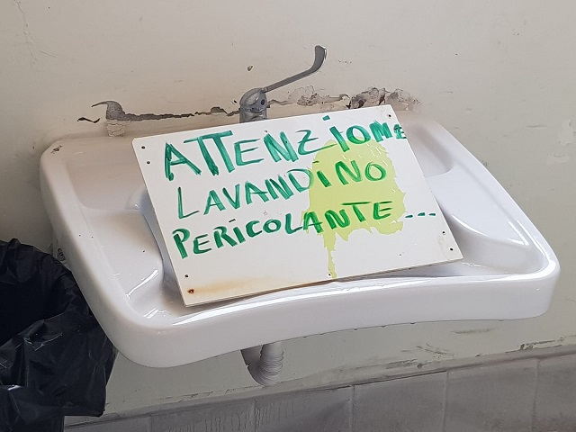 Lavandino pericolante a Mezzavalle (Foto: Comitato Mezzavalle Libera)