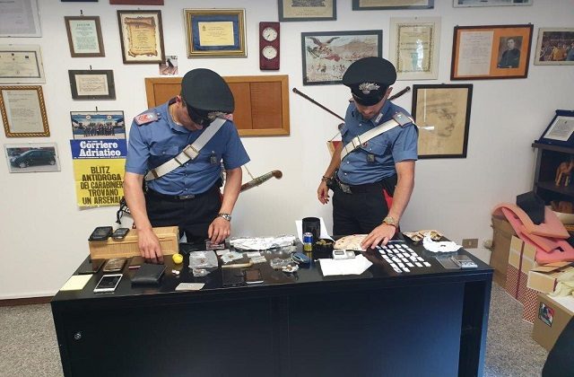 I carabinieri con il materiale sequestrato I carabinieri con il materiale sequestrato