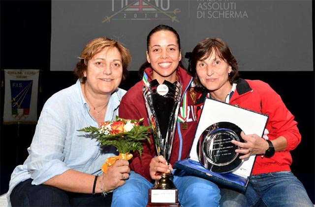 Al centro la Campionessa del Mondo Alice Volpi, ai lati Annalisa Coltorti e Giovanna Trillini