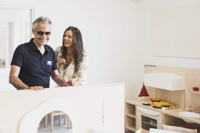 bocelli e la moglie all'inaugurazione della scuola di Muccia