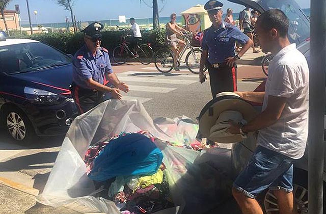 I materiali sequestrati dai Carabinieri sulla spiaggia di Senigallia
