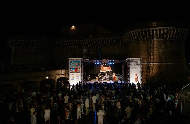 Live sotto la Rocca di Senigallia per il Summer Jamboree 2019. Foto di Matteo Crescentini Live sotto la Rocca di Senigallia per il Summer Jamboree 2019. Foto di Matteo Crescentini