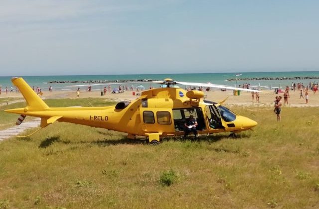 L'eliambulanza sulla spiaggia di Senigallia