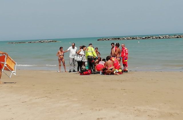 I soccorsi alla persona colta da malore sulla spiaggia di Senigallia I soccorsi alla persona colta da malore sulla spiaggia di Senigallia
