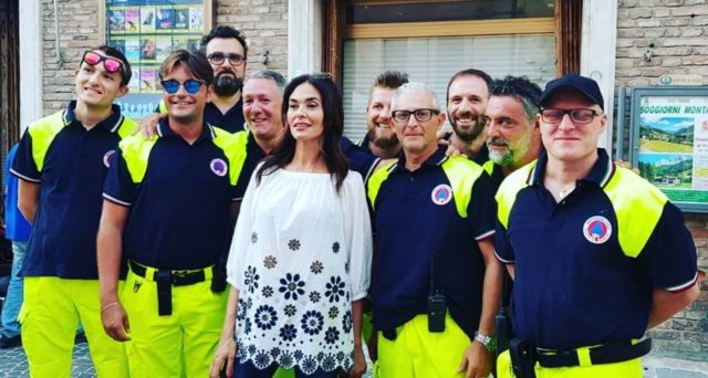 La Cucinotta con i ragazzi della Protezione civile (foto Gianluca Castrico)