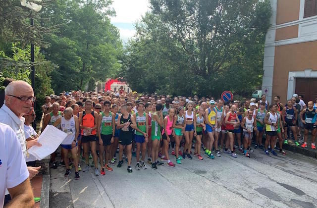 Trofeo Grotte di Frasassi La partenza della diciassettesima edizione del Trofeo Grotte di Frasassi da San Vittore delle Chiuse (Genga)