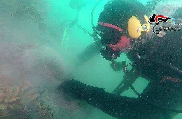 Una delle immersioni subacquee per analizzare i resti del relitto della pirofregata