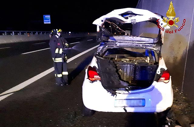 L'incendio scoppiato dopo un incidente in autostrada tra Marotta e Senigallia