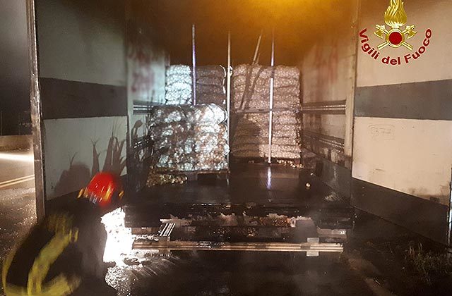 L'intervento dei Vigili del fuoco per l'incendio a un semirimorchio al casello A14 a Loreto L'intervento dei Vigili del fuoco per l'incendio a un semirimorchio al casello A14 a Loreto