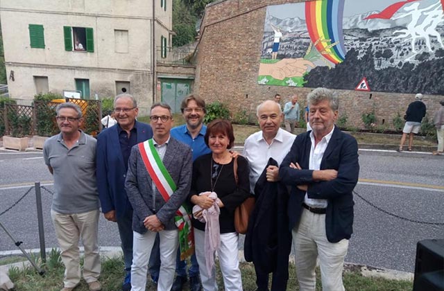 L'inaugurazione del murale realizzato ad Arcevia dall'artista Leonardo Cemak