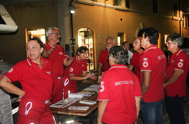 Lo stand della Croce Rossa di Senigallia in piazza del Duca per la fiera campionaria