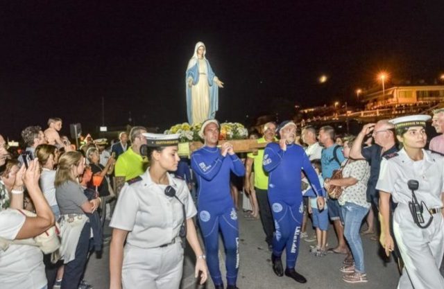 La statua della Madonna in processione a Numana per la festa dell'Assunta La statua della Madonna in processione a Numana per la festa dell'Assunta