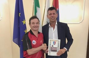 Il sindaco di Senigallia Maurizio Mangialardi con il pongista Renato Casini: da 35 anni affezionato turista grazie al tennistavolo