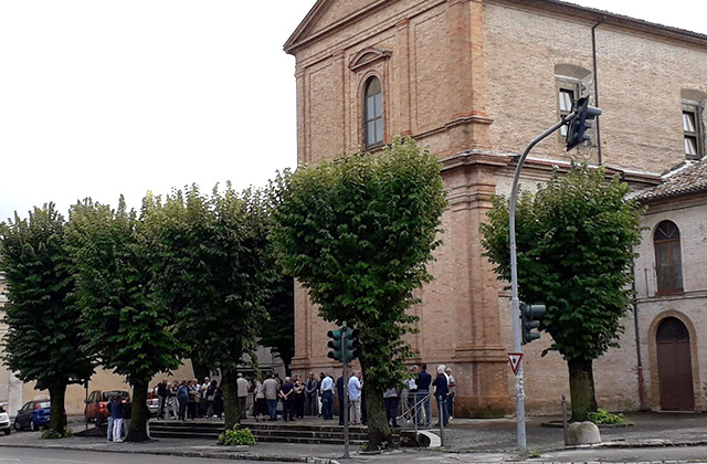 Tanta la gente che ha dato l'ultimo saluto a Vladimiro Bubba nella chiesa di San Francesco di Assisi