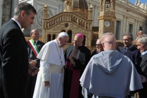 Papa Francesco davanti al covo di Campocavallo con la delegazione di Osimo