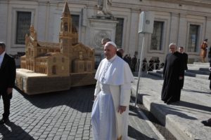 Papa Francesco davanti al covo di Campocavallo di Osimo