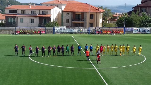 vastogirardi jesina Vastogirardi - Jesina, giocatori schierati a centrocampo