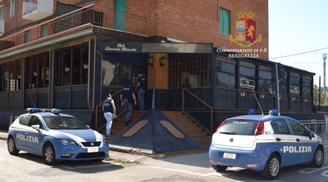 Il sopralluogo degli agenti di polizia nel pub