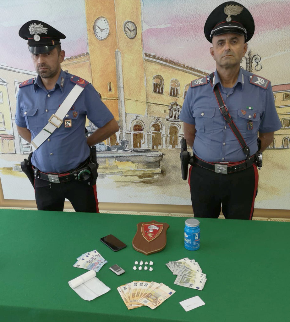 La droga e gli oggetti sequestrati dai carabinieri