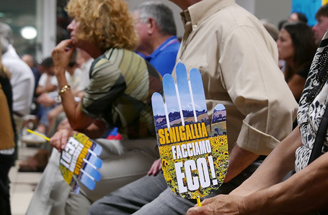 I cartelli del comitato "Facciamo Eco" di Senigallia