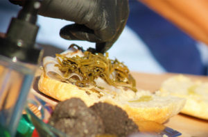 Chef al lavoro per la sfida tra i panini gourmet