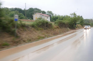 Il fango sulla strada provinciale Corinaldese alla Marazzana di Senigallia