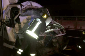 I danni al furgone dopo l'incidente avvenuto sull'autostrada A14 nei pressi di Montemarciano