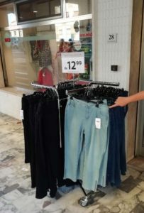 Falconara, jeans rubati