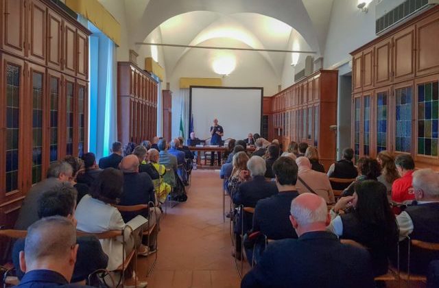 La protezione civile, le forze dell'ordine e i sindaci nella sala della Prefettura ad Ancona