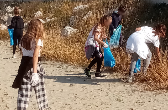 Tante le persone che hanno aderito all'iniziativa "Puliamo il mare" a Senigallia