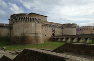 La Rocca roveresca di Senigallia. Sullo sfondo l'ex cinema politeama Rossini. Foto di Carlo Leone