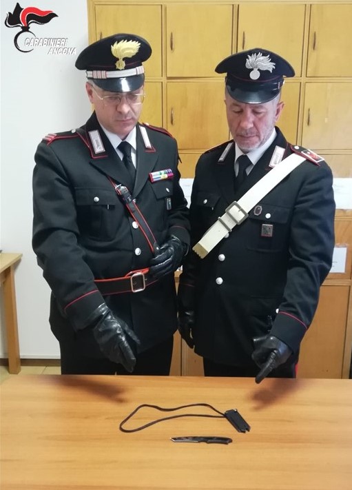 I carabinieri con il pugnale