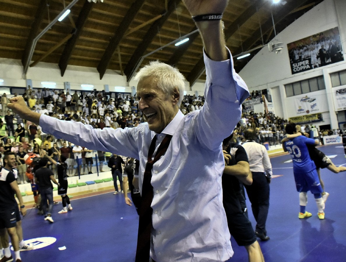 Fulvio Colini esulta per la vittoria dello scudetto