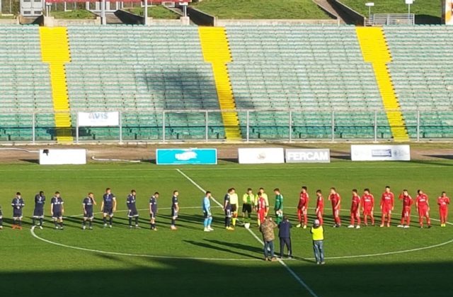 Anconitana e Porto d'Ascoli schierate a centrocampo Anconitana e Porto d'Ascoli schierate a centrocampo