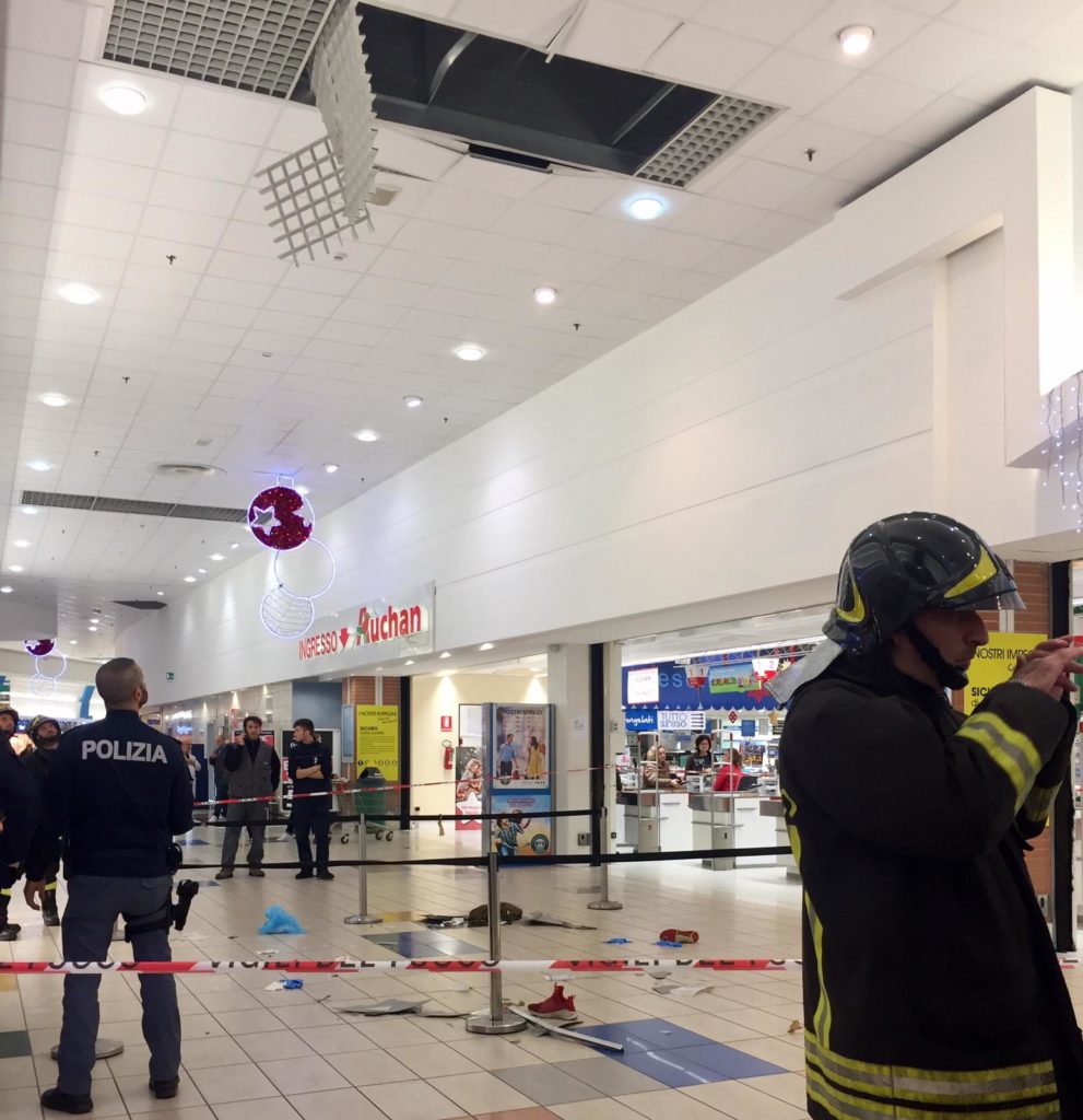 La galleria dell'Auchan dove è caduto il 12enne