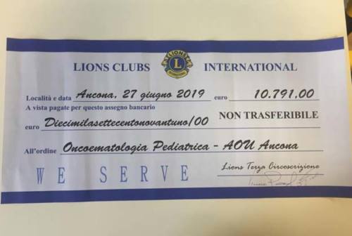 Il Lions Club dona un assegno al Salesi di Ancona