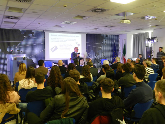 Un momento dell'incontro con gli studenti sulla contraffazione