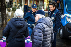 La Polizia in piazza Roma ad Ancona contro la violenza sulle donne