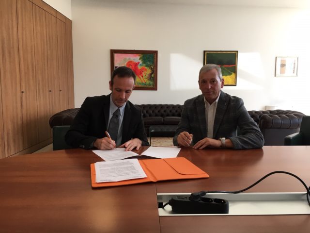 La firma del protocollo. Da sinistra, Fabio Agabiti Rosei, presidente del Comitato della Vallesina di Confindustria e Corrado Marri, dirigente dell’IIS Pieralisi
