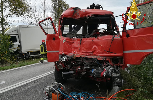 Violento scontro tra due camion a Serra de' Conti