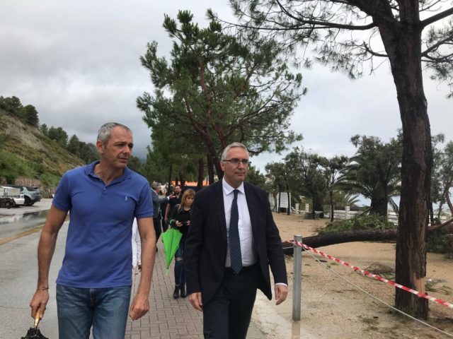 Il presidente regionale Luca Ceriscioli, accompagnato dal sindaco di Numana Gianluigi Tombolini, visitano gli stabilimenti danneggiati