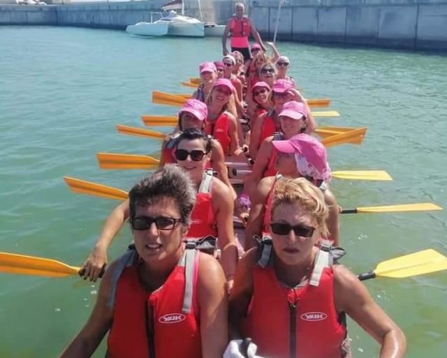 Le Dragonesse a bordo della Dragon Boat