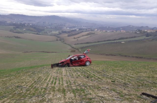 L'auto finita nel campo L'auto finita nel campo
