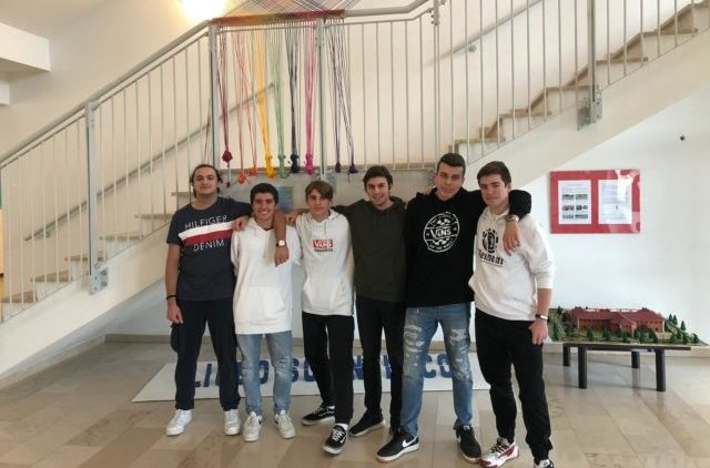 Il team del liceo scientifico Volterra di Fabriano "Stonks 0304": Alessio Grassi, Nicolò Delpriori, Matteo Ferroni, Michele Lupacchini, Lorenzo Matellicani e Davide Monticelli