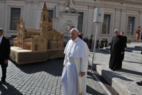 Papa Francesco apre alle unioni civili: «Ha dimostrato di essere libero rispetto all’arretratezza della chiesa»