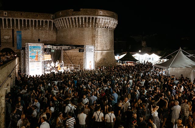 Crowd Audience ai giardini della Rocca di Senigallia per il Summer Jamboree 2019. Foto di Matteo Crescentini