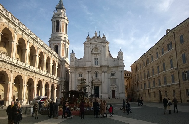 La piazza centrale di Loreto in veste natalizia